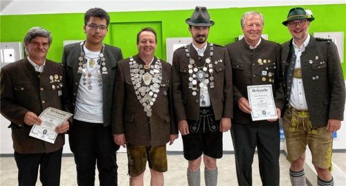 Zum Saisonende des Vereins gab es neue Majestäten und Ehrungen: (von links) der Geehrte Johann Haag junior, Jugendkönig Leander Schiller, Luftgewehrkönig Peter Schnellberger, Luftpistolenkönig Markus Grundsteiner, der Geehrte Rudolf Roß und der Vereinsvorsitzende Paul Reiprich.Foto re
