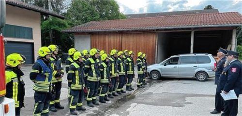 Zwei Löschgruppen der Feuerwehr Schloßberg legten – unter den Augen der Prüfer der Kreisbrandinspektion – die Prüfung „Technische Hilfeleistung“ ab. Foto FEUERWEHR SCHLOSSBERG
