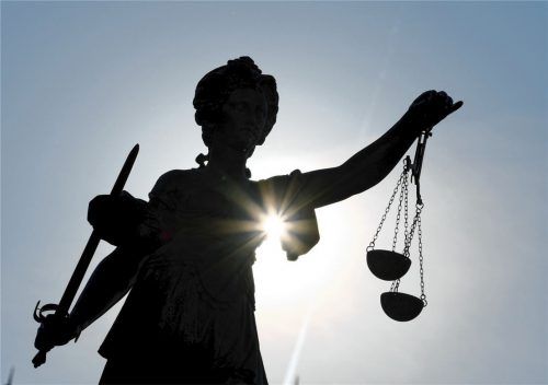 Zweieinhalb Jahre, so lange muss ein Mann hinter Gitter, der im Namen anderer Menschen Waren in Internet bestellt hatte, um diese zu verkaufen. Foto dpa