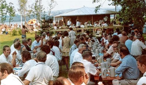 21.Juli 1972: Der Andrang ist groß bei der Eröffnung des ersten öffentlichen Strandbades in Baierbach. Mair