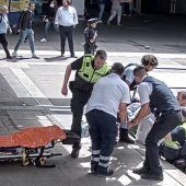 Frau (65) stürzt ins Gleis