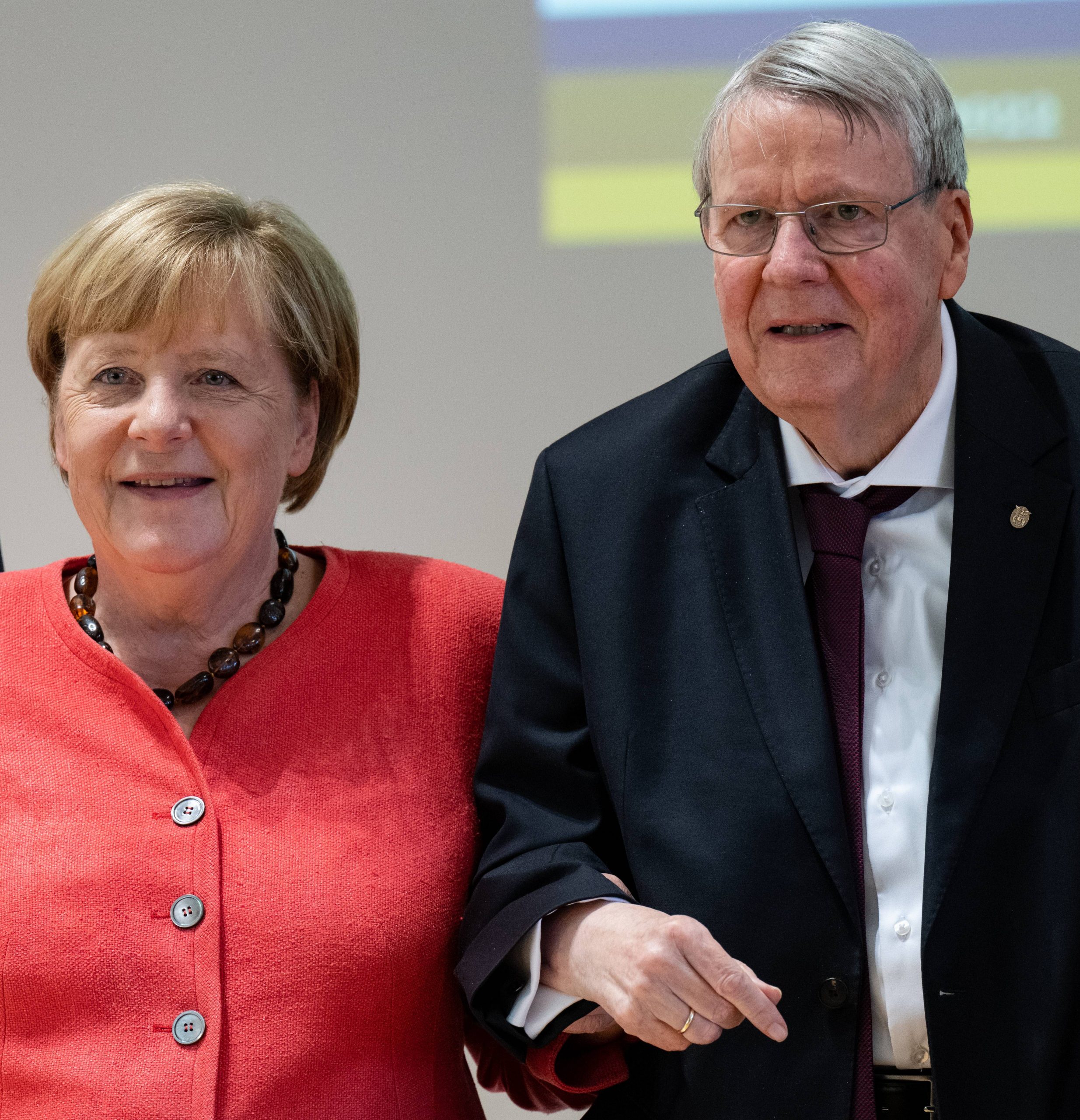 Merkel Ehrt Ex Chef Der Leopoldina Anschlag Auf B ro Der Linken Lindner 