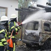 Auto prallt gegen Baum Kinder setzen Carport in Brand