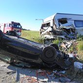 Wohnwagen rast in Auto