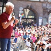 Eine Stadt erstrahlt im Regenbogen