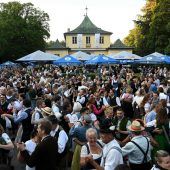 Selig in den Sonnenaufgang – 10 000 Gäste beim Kocherlball am Chinesischen Turm