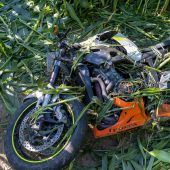 Ins Maisfeld geschleudert: Biker schwerst verletzt