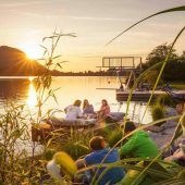 Ein Feuerball über den Berggipfeln