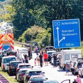 Neun Verletzte und massiver Stau nach Unfall mit vier Fahrzeugen auf der A8