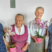Blumen für 60 Jahre Treue zum Verein