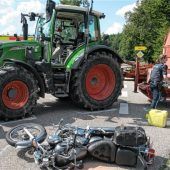 Motorradfahrer (56) bei Unfall mit Traktor schwer verletzt