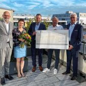 Lions Clubs übergeben Scheck an OVB Stiftung