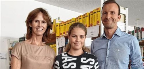 Alexandra Stuffer mit Känguru-Koordinatorin Regina Welke und Mathelehrer Florian Ludwig. Foto Karolinen-Gymnasium