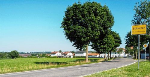 Am nördlichen Ortsrand von Schechen soll das Sportplatzgelände sowie ein Wertstoffhof entstehen.Foto Heinz