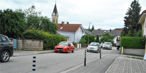 An der Wasserburger Straße/Baumerstraße verhindern jetzt Poller, dass Lastwagen und Busse beim Ausweichen über den Bürgersteig fahren. Das könnte, macht ein Anwohner aufmerksam, an der Einmündung Vogtareuther/Salzburger Straße ebenfalls nötig werden. Foto Schlecker