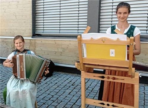 An verschiedenen Orten spielten die Schüler in Kirchbach, so wie Theresa Braun (links) und Rebekka Heran. Foto Musikschule Rosenheim