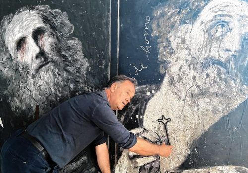 Andreas Legath legt letzte Hand an seine großen Bilder des trauernden Petrus. Foto Janka