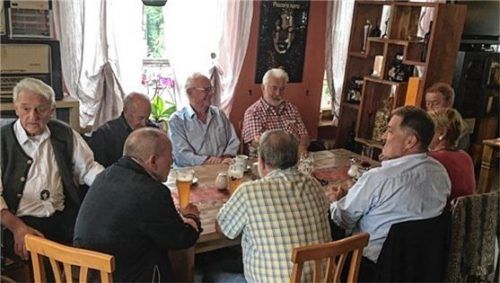 asv happing jhv re

Zwei Bilder von einem Teil der Geehrten 2019/220 für langjährige Mitgliedschaft. Die Ehrung fand vor der Versammlung statt.Foto Buchauer