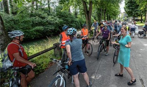 Auch die Abschlusstour des Stadtradelns im Mangfalltal startete. Mobilitätsmanagerin Veronika Winkler (vorn) schickte die Radler auf die Strecke.