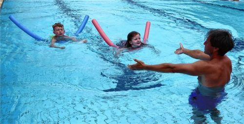 Auf dem Weg zum „Seepferdchen“ motiviert Schwimmlehrer Charlie Meier (von rechts) Helena Kowatsch und Valentin Voigt zu den richtigen Schwimmbewegungen.Foto Riediger