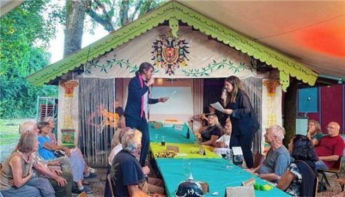 Auf der Freilichtbühne: Niclas Schilling (stehend links) als Dr. Paul Arnheim und Milena Galvan Odar als Diotima. Foto  Prokop