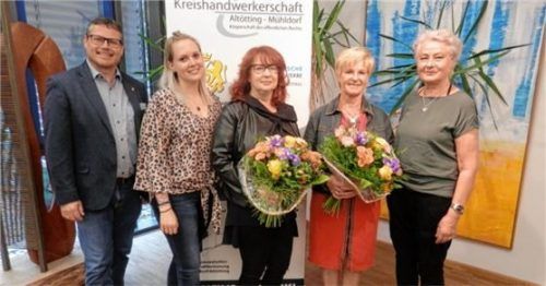 Auf der Jahresversammlung (von links): Markus Saller, Geschäftsführer der Kreishandwerkerschaft, die neue Kassenprüferin Nadine Stallwanger, die Geehrten Sabine Marquart und Angela Reinthaler sowie Obermeisterin Helga Wimmer. Foto re
