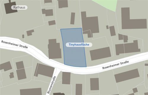 Auf einem Grundstück, das zwischen dem Rathaus und der Kirche liegt, können bald vier Parzellen für die Mini-Häuser vergeben werden. klinger