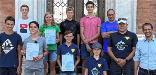 Ausgezeichnete Radler: Oberbürgermeister Andreas März (rechts) mit den drei erfolgreichen Teams Radlmaniacs SFG, Karolinen-Gymnasium und Inncycling/Phonework Bike- Team.Foto stadt Rosenheim