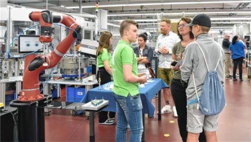 Auszubildende der Firma ODU beraten die interessierten Gäste am Tag der Ausbildung.Foto re