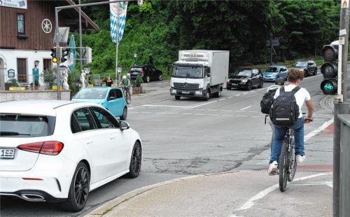 Autos und Lkws auf drei Spuren, Radfahrer bergauf und bergab – am Fuße des Schloßbergs kommt viel zusammen. Gefährliche Situationen sind an der Tagesordnung. Foto Schlecker