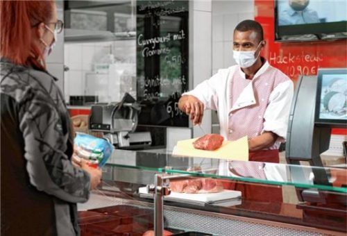 Azubi Mamoudou Sadio Diallo lernt während seiner Ausbildung zum Fleischer/Metzger im Werksverkauf auch das Bedienen von Kunden. Foto djd/Metten Fleischwaren