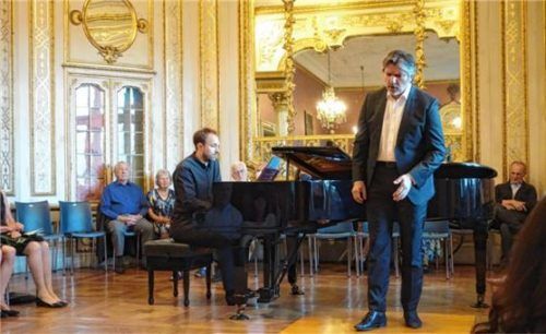 Bariton Thomas E. Bauer war der erste Sänger im Schlosssaal. Foto Füchtner