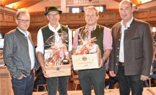 Bei der Ehrung langjähriger Mitarbeiter: (von links) Vorsitzender Klaus Schiller, Martin Reisberger, Hans Kirchberger und Aufsichtsratsvorsitzender Martin Weber. Foto re