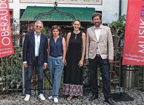 Bei der Eröffnung: (von links) Markus Aicher, Leitung Musikfilmtage Oberaudorf, Birgit Bähr, FFF Bayern, Katharina Rinderle, Produzentin Latemar Film, und Dr. Matthias Bernhardt, Bürgermeister Oberaudorf.Foto public insight