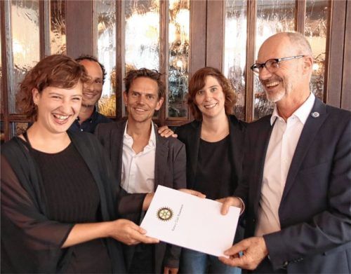 Bei der Preisverleihung: (von links) Regisseurin Anna Grude, Zweiter Vorsitzender Benedikt Zimmermann, Vorsitzender Andreas Schwankl, Schauspielerin Livia Schoeler und Georg Schell, Präsident des Rotary Clubs. Fotos Hadersbeck
