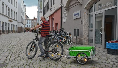 Bei der Probefahrt war der Elektromotor von Uwe Hammers Pedelec freilich nicht eingeschaltet. Das Gewicht desAnhängers war aber trotzdem kaum zu spüren. Foto Stöppler