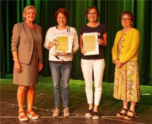 Bei der Urkundenverleihung: (von links) Katharina Binsteiner, Bereichsleiterin Landwirtschaft am Landwirtschaftsamt Ebersberg-Erding, Maria Kravanja, Private Schulen Oberaudorf-Inntal, Coach Doris Bernhofer und Irmgard Reischl, Vernetzungsstelle Kita- und Schulverpflegung Oberbayern Ost. Foto AELF Ebersberg-Erding