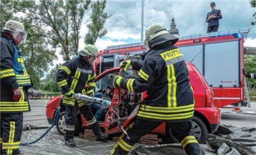 Bei einem Unfall läuft die Rettung wie ein Uhrwerk ab, eine Maßnahme greift in die andere. Hier setzen die Feuerwehrler Spreizer und Rettungsschere ein.