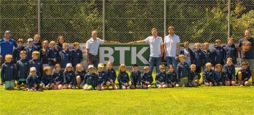 Beim Saisonabschlussfest wurden die Kleinfeld-Jugendteams mit neuen Softshell-Jacken ausgestattet.Foto FC Nicklheim