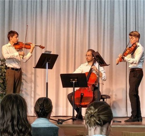 Berührende Matinee: (von links) Denis Vasylynets, David Unterhofer und Marinus Kreidt im Künstlerhof. Foto Guinet