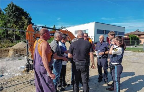 Besprechung neben der Bombe: Kreisbrandrat Richard Schrank (Dritter von links mit weißer Weste) und Rohrdorfs Bürgermeister Simon Hausstetter (Zweiter von rechts) mit den Vertretern der Polizei.Foto Thomae