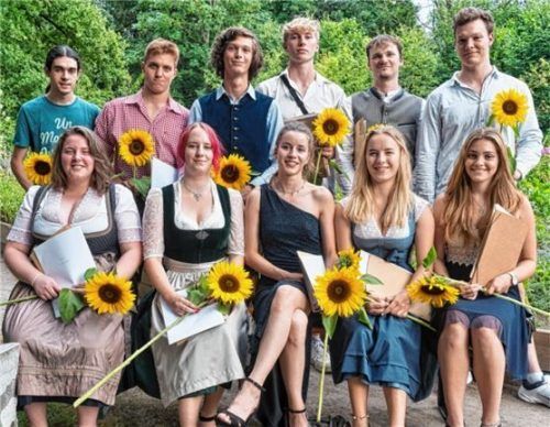 Bestanden: (hinten von links) Robert Zeller, Manuel Krämer, Tobias Baumann, Laurin Schulz, Julian Wilhelm, Leonard Stach, (vorne von links) Maria Tiefenmooser, Jasmin Häusler, Maria Lauterborn, Greta Auer, und Sophia Batek.Foto  Schön