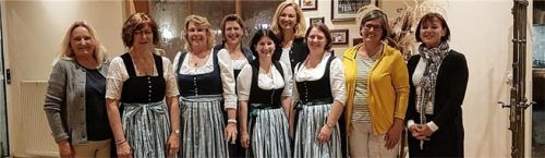 Bisherige und neu gewählte Vorstandschaft: (von links) Anneliese Entfellner, Monika Ganserer, Regina Braun, Christine Braun, Bettina Gnerlich, Isabelle Guttmann sowie Regina Anzinger, Elisabeth Amann und Rosmarie Braun.Foto re