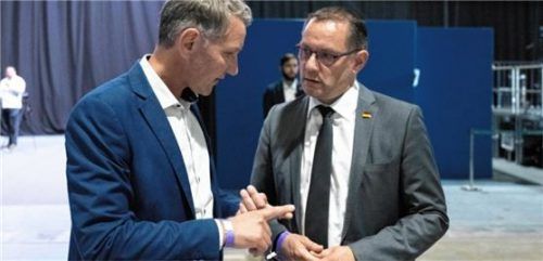 Björn Höcke (links), Fraktionsvorsitzender der AfD im Thüringer Landtag, und Tino Chrupalla, AfD-Bundesvorsitzender auf dem Bundesparteitag der AfD. Foto dpa