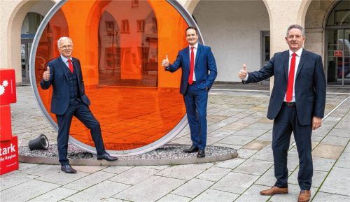 Blicken trotz schwieriger Rahmenbedingungen auf ein gutes Geschäftsjahr 2021 der Sparkasse Altötting-Mühldorf zurück: (von links) stellvertretender Vorstandsvorsitzender Karl Straßer, Vorstandsvorsitzender Markus Putz und Vorstandsmitglied Bernd Renschler.Foto Sparkasse