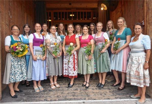 Blumen für die Dorfhelferinnen und Landwirtschaftsmeisterinnen: Nachdem der Landfrauentag zwei Jahre coronabedingt ausfallen musste, konnten Schulleiterin Anna Bruckmeier (links) und Kreisbäuerin Katharina Kern (rechts) jetzt die Schulabsolventen der Jahre 2020 und 2021 beglückwünschen. Über ihren Abschluss freuen sich (von links) Barbara Strohmayer aus Höslwang, Maria Barth aus Albaching, Katharina Sedlmaier aus Tuntenhausen, Kathrin Ebersberger aus Nußdorf, Ramona Köpke aus Vagen, Magdalena Fronhöfer aus Eggstätt, Julia Kollmannsberger aus Prien, Johanna Mayer aus Pfaffing, Elisabeth Mayer-Moosleitner aus Samerberg, Veronika Weber aus Feldkirchen-Westerham, Paula Geißinger aus Rott am Inn und Astrid Griesmeier.