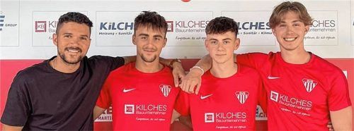 Bruckmühls Teammanager Charly Kunze präsentierte die jungen Neuzugänge Genti Krasniqi, Samuel Wambach und Christoph Schreiner (von links).Foto SV Bruckmühl