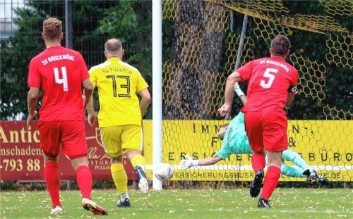 Bruckmühls Torhüter Markus Stiglmeir pariert hier einen Elfmeter.Foto Wolfgang Fehrmann