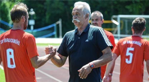 Bruckmühls Trainer Mike Probst empfängt mit seinem Team den TSV Wasserburg und damit auch seinen Vorgänger Harry Mayer. Foto  Franz Ruprecht