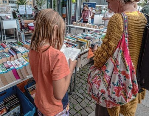 Bücher zu Schnäppchenpreisen kaufen, konnten die Besucher auf dem Flohmarkt. Fotos Thomae